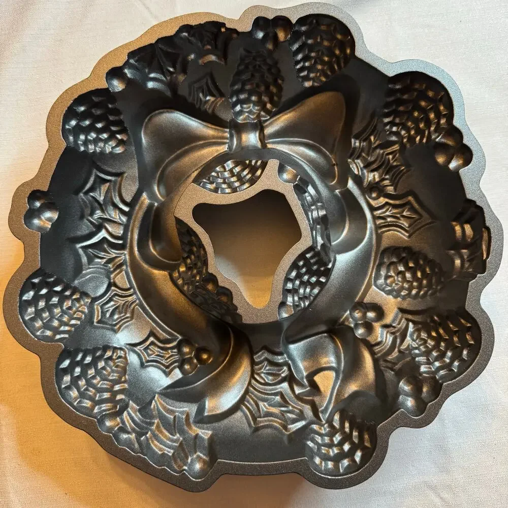 Nordic Ware Holiday Wreath Bundt Cake Pan NWOT 9 Cup Cast Aluminum Christmas